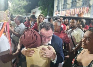 Candidato a governador, deputado federal Patrus Ananias abraça eleitora nas Festas de Agosto em Montes Claros -  (crédito: Luiz Ribeiro/DA Press)