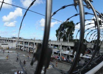 Polícia penal do Rio de Janeiro apreendeu antena de internet, celulares e drogas em presídio -  (crédito: Marcello Casal Jr./Agência Brasil)
