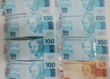 Comerciante desconfiou de notas falsas e casal acabou preso em Minas -  (crédito: PF/Reprodução)