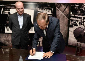 O presidente do Instituto Cultural Filarmônica, Wilson Brumer, e o presidente da ACMinas, Cledorvino Belini, assinam parceria entre as duas instituições, na Sala Minas Gerais -  (crédito: Fábio Ortolan/Divulgação)
