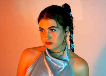 Zoé Hammer cruza soul, rap e psicodelia na estreia 