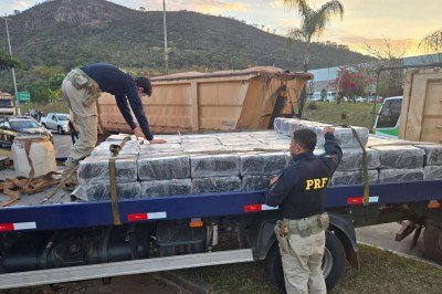 Carga de maconha foi apreendida nesta sexta-feira (14/8) -  (crédito: PRF/Divulgação)