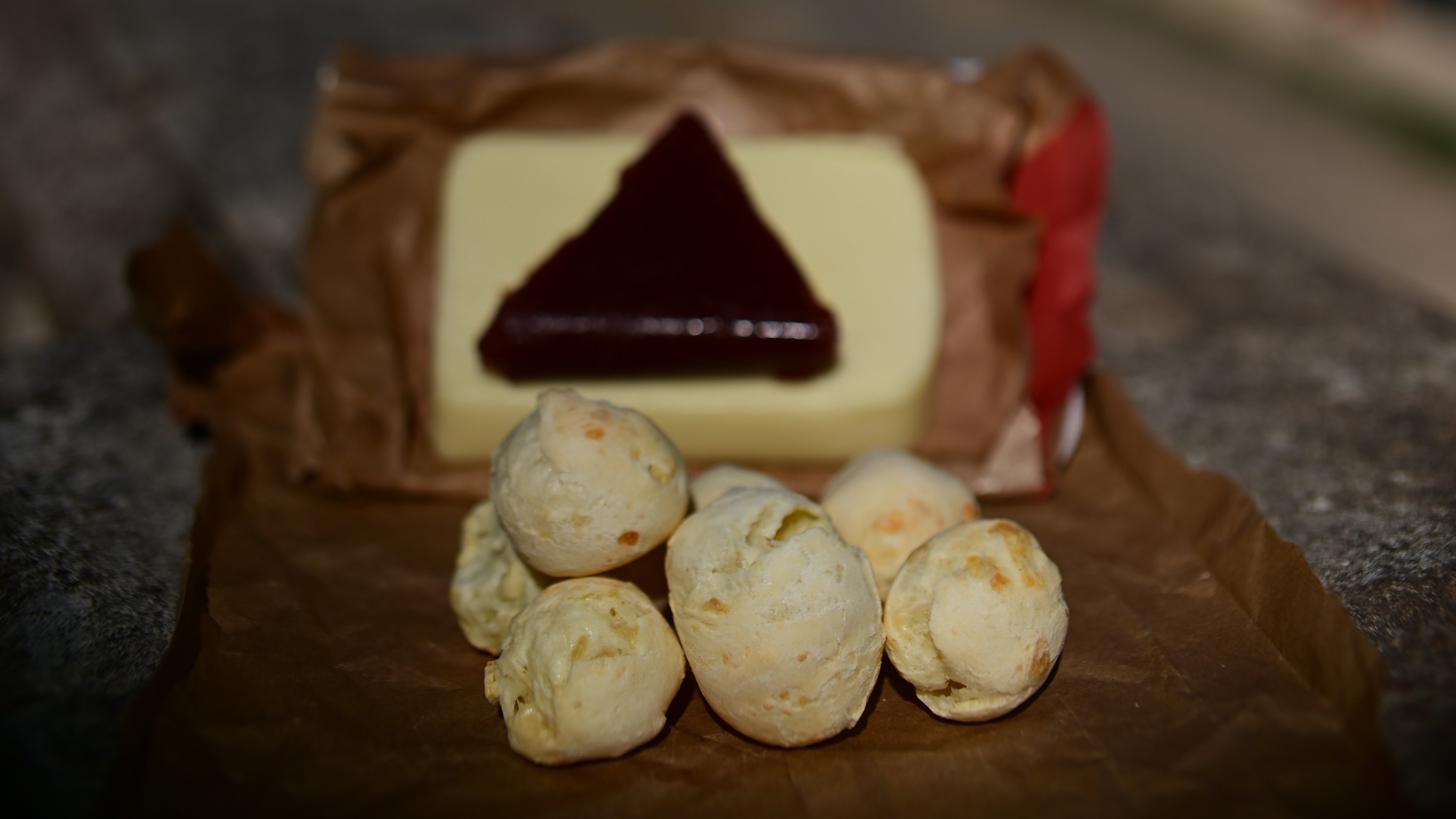 P&atilde;es de queijo, &iacute;cones da gastronomia mineira, em destaque nas celebra&ccedil;&otilde;es do Dia do P&atilde;o de Queijo em BH -  (crédito: Leandro Couri/EM/DA)
