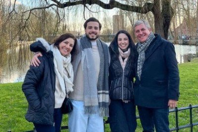 Marcos Vieira (à direita) com a esposa Jaqueliny (à esquerda) e os filhos Henrique e Lara -  (crédito: Arquivo pessoal)