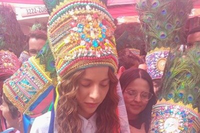 Marina Sena usou roupa branca e penacho de penas, com fitas na cabe&ccedil;a, mesma vestimenta dos catop&ecirc;s -  (crédito: reprodu&ccedil;ao/redes sociais)
