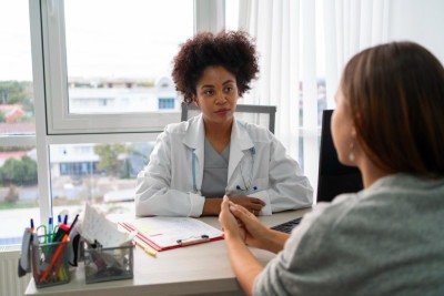 Entre as principais formas de administrar a reposição estão comprimidos, adesivos, géis e tratamentos vaginais -  (crédito: magnific)