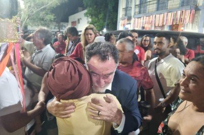 Candidato a governador, deputado federal Patrus Ananias abraça eleitora nas Festas de Agosto em Montes Claros -  (crédito: Luiz Ribeiro/DA Press)