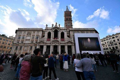 Fiéis diante da Basílica, nas solenidades por um ano da morte do Papa Francisco -  (crédito: Tiziana FABI/AFP - 21/4/2026)
