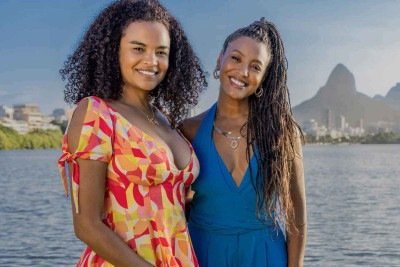 Lucy Ramos e Sheron Menezzes interpretam as amigas Juli e Bela em 'Por voc&ecirc;'
 -  (crédito: F&aacute;bio Rocha/Globo)