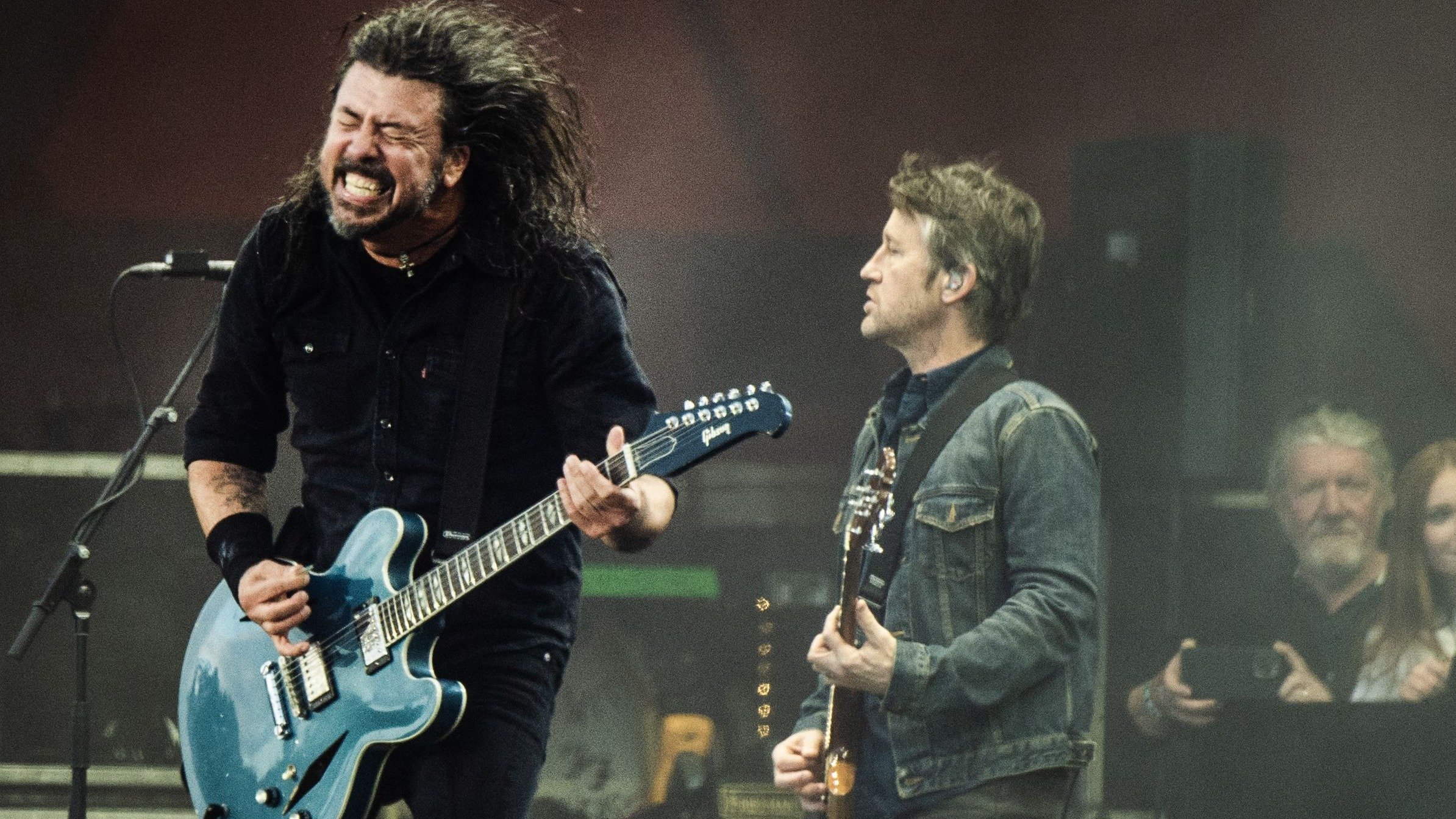 Dave Grohl em performance com o Foo Fighters, banda que anunciou shows no Brasil para a turn&ecirc; "Take Cover Tour" -  (crédito: Helle Arensbak / Ritzau Scanpix / AFP)