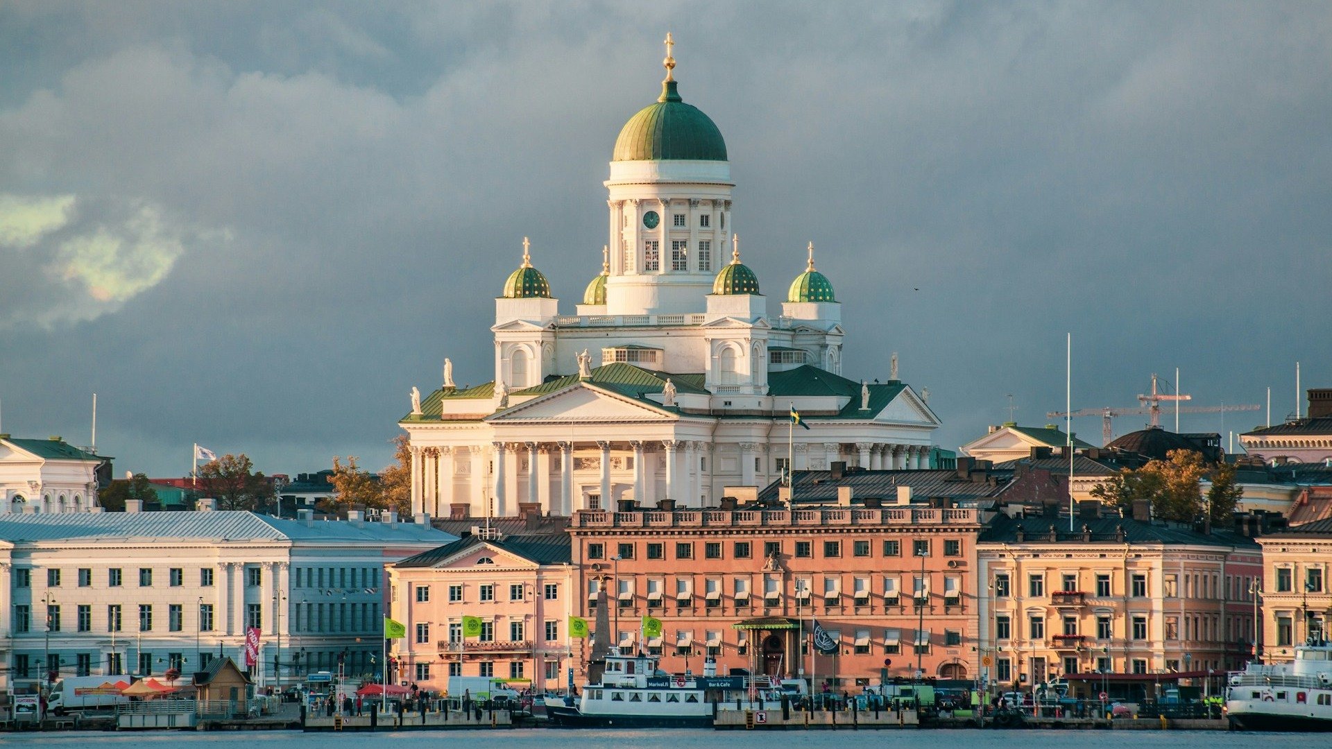 A majestosa Catedral de Helsinque, um &iacute;cone da capital finlandesa, vibrante sob o sol de agosto -  (crédito: Freepik)