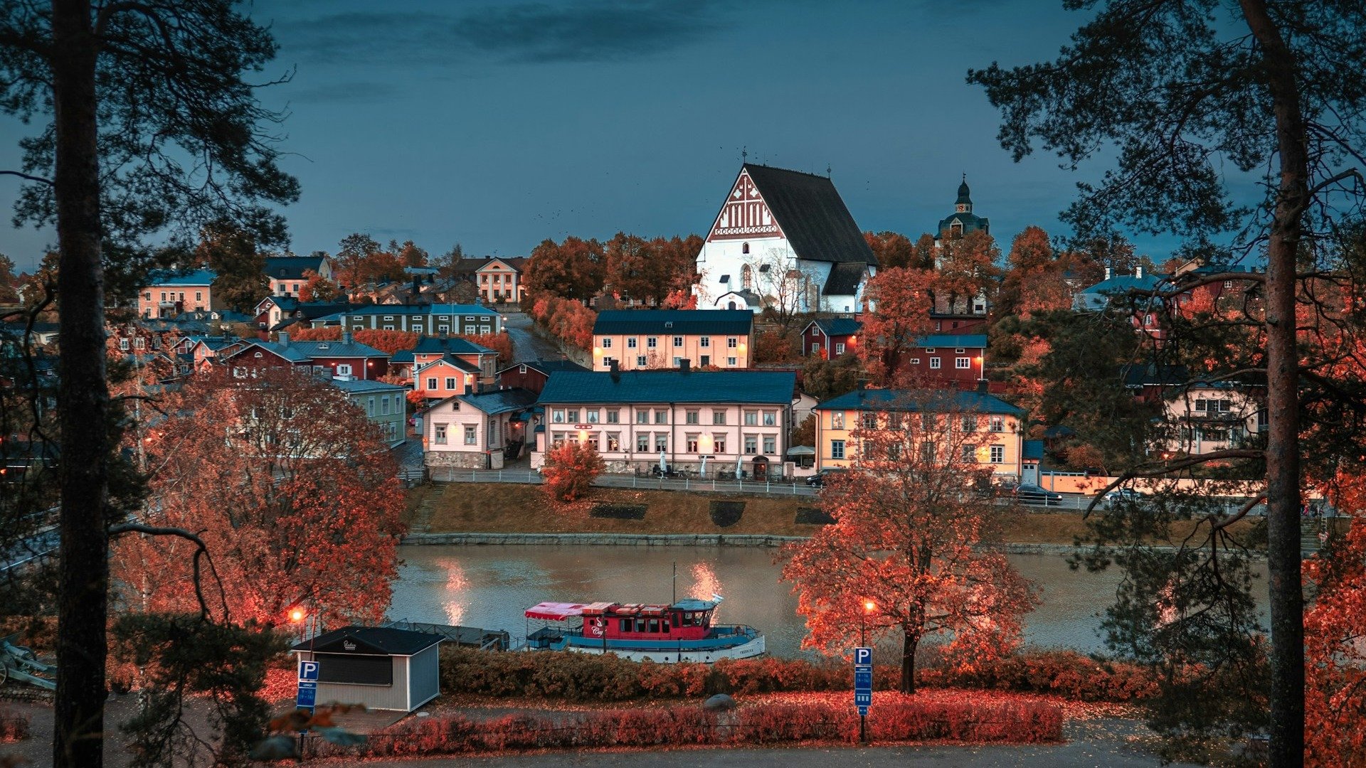 Cidades finlandesas, como esta charmosa paisagem de casario colorido e canal, refletem o design funcional e a vida em harmonia com a natureza -  (crédito: Unsplash)
