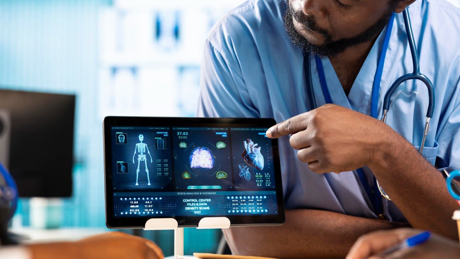 Tecnologia a servi&ccedil;o da sa&uacute;de: profissional analisa dados m&eacute;dicos digitais em tablet, mostrando o avan&ccedil;o em diagn&oacute;sticos e tratamentos -  (crédito: Freepik)