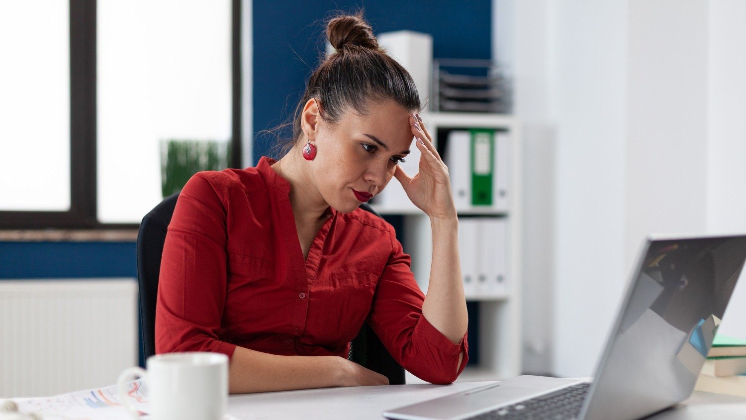 Sinais de cansa&ccedil;o e tens&atilde;o podem indicar o esgotamento silencioso do burn-on no ambiente de trabalho -  (crédito: Freepik)