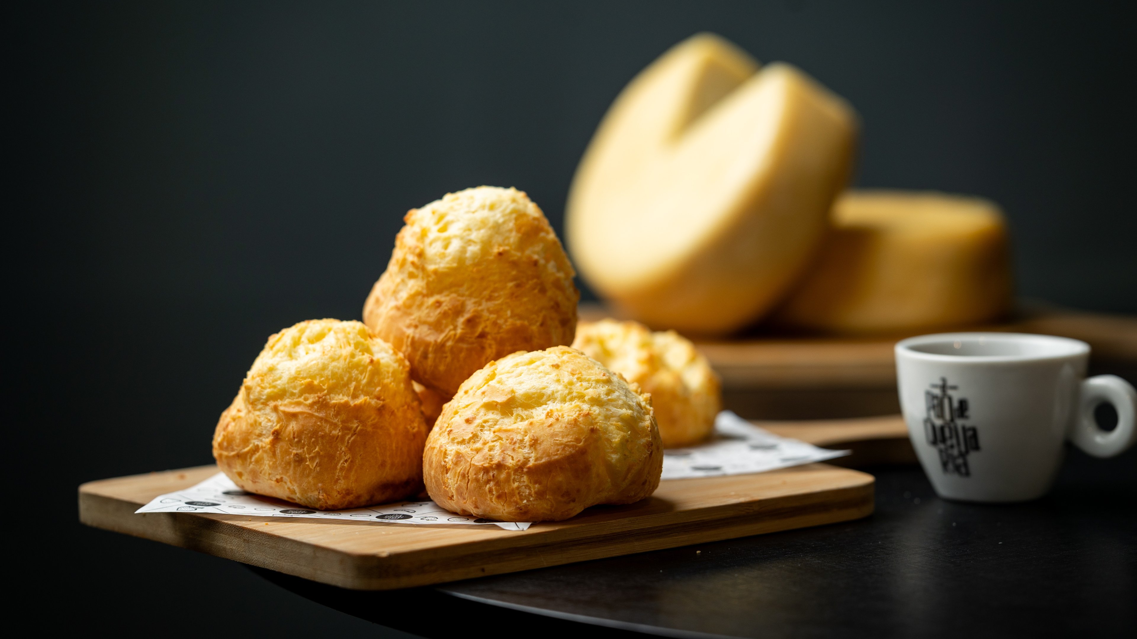 P&atilde;es de queijo, &iacute;cone da culin&aacute;ria mineira, ser&atilde;o o centro de uma a&ccedil;&atilde;o de gentileza no Dia Nacional do P&atilde;o de Queijo -  (crédito: Cumbucca/Divulga&ccedil;&atilde;o)