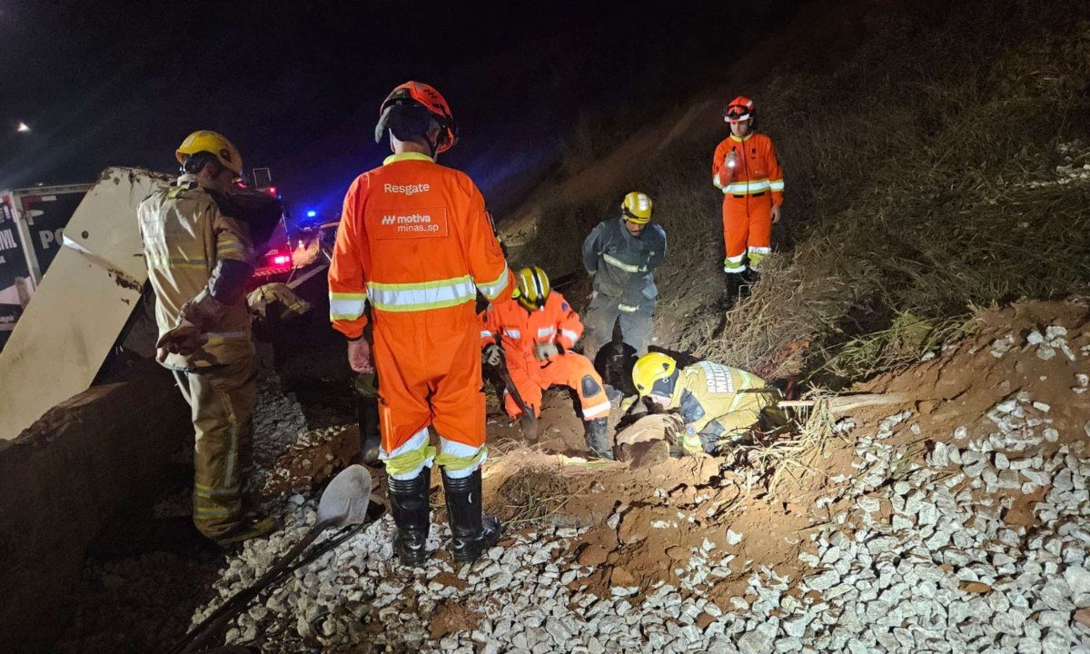 Uma das vitimas foi soterrada pela carga transportada pela carreta - (crédito: Divulgação/CBMMG)