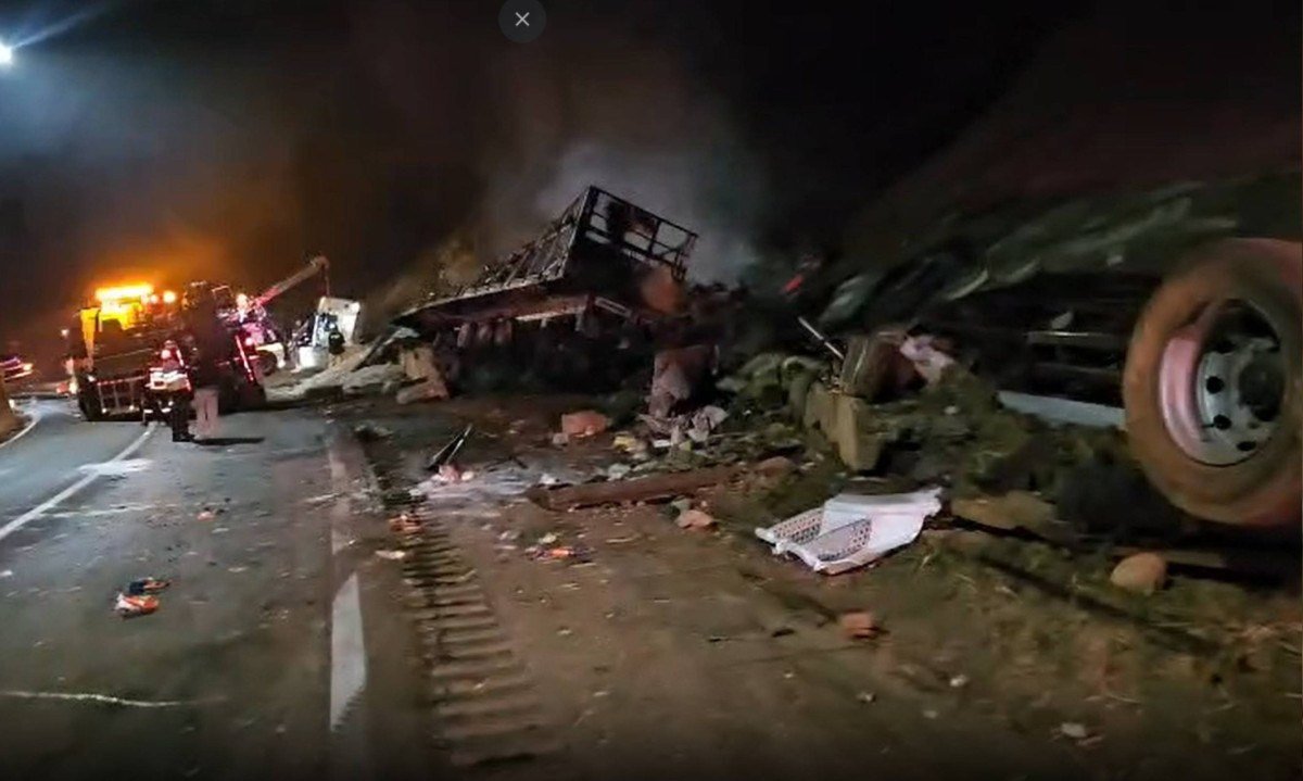 Duas carretas se envolveram em acidente na BR-381, em Brumadinho. Duas pessoas morreram - (crédito: Divulgação/CBMMG)