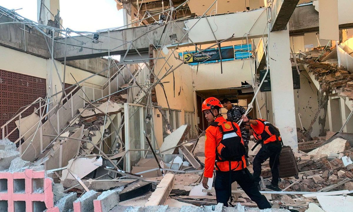 Equipes de resgate trabalhando entre os escombros de um prédio danificado após um terremoto em Maumere, na província de Nusa Tenggara Oriental - (crédito: AFP)