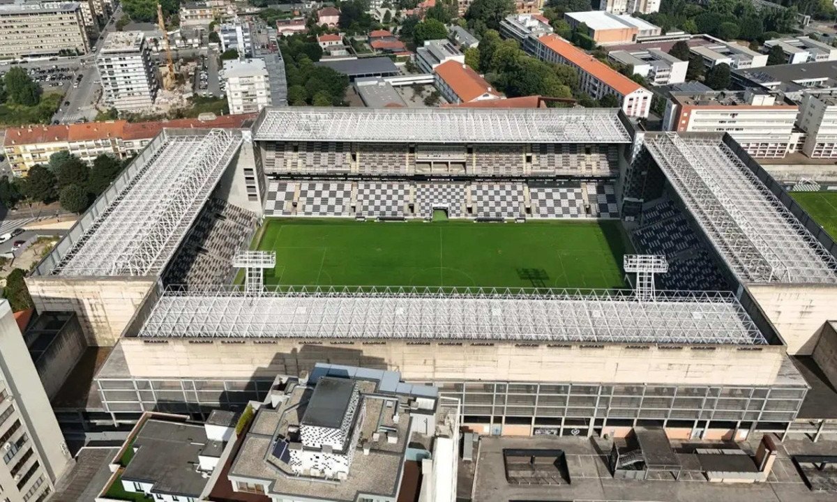 Dívida de R$ 870 milhões, leilão de estádio e fim das atividades: a derrocada de campeão português - (crédito: No Ataque Internacional)
