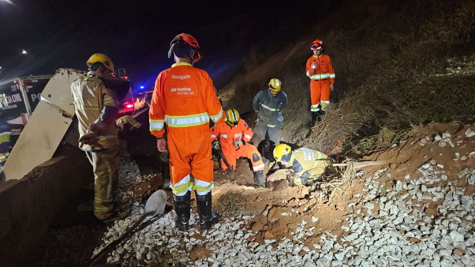 Uma das vitimas foi soterrada pela carga transportada pela carreta