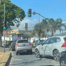 Acidente entre caminhonete e carro provoca lentidão na Raja Gabaglia  - Ivan Drummond/EM/D.A Press