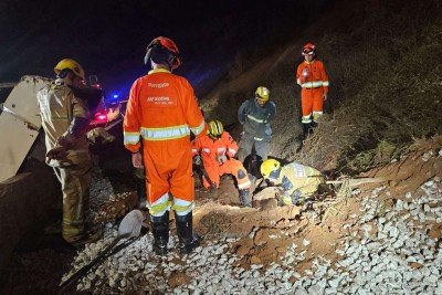 Uma das vitimas foi soterrada pela carga transportada pela carreta -  (crédito: Divulgação/CBMMG)