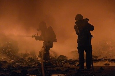 Incêndio de grandes proporções atinge galpão da Asmare, em Belo Horizonte -  (crédito: Divulgação/CBMMG)