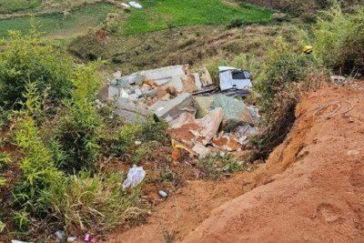 Mãe e filha ficaram feridas em acidente envolvendo carreta na BR-116 -  (crédito: Divulgação/CBMMG)