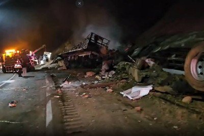 Duas carretas se envolveram em acidente na BR-381, em Brumadinho. Duas pessoas morreram -  (crédito: Divulgação/CBMMG)