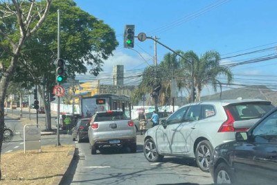 Chevrolet Montana bateu em um Jeep Compass e capotou na Av. Raja Gabaglia, em Belo Horizonte -  (crédito: Ivan Drummond/EM/D.A Press)