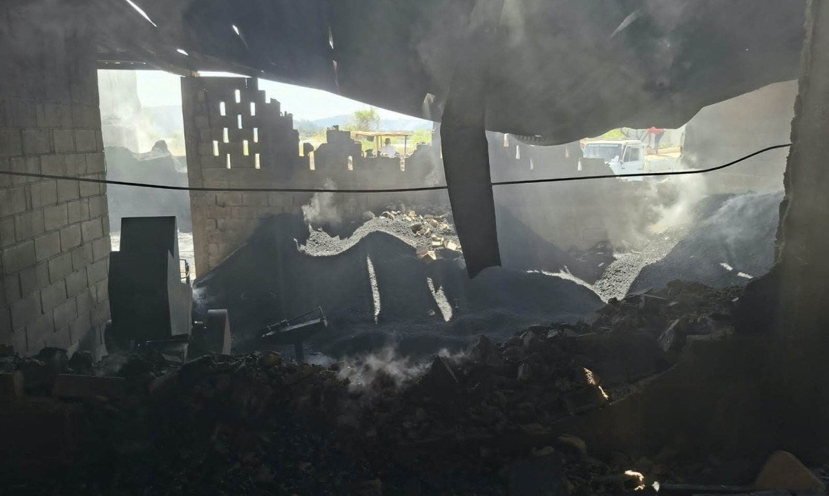 Depósito de granulado de borracha foi destruído em incêndio em Carmo do Cajuru (MG) - (crédito: Divulgação/CBMMG)