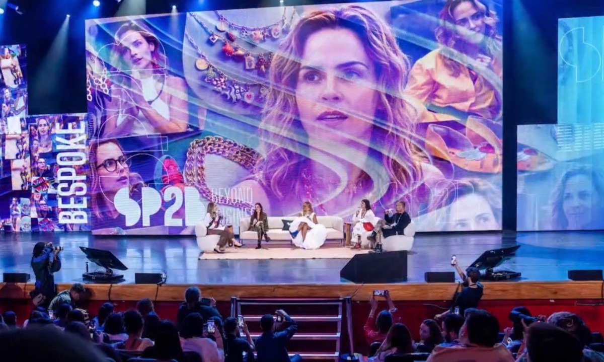Juliana Detilio, da Fitlegs; Daniela Lima, da Nega Lora Acessórios; Ana Paula Renault; Julia Maria, da Ser’Tão Encantado; e Cristiano Bronzatto, da Louloux Shoes, durante painel sobre influência e visibilidade no SP2B. - (crédito: Leo Lima)