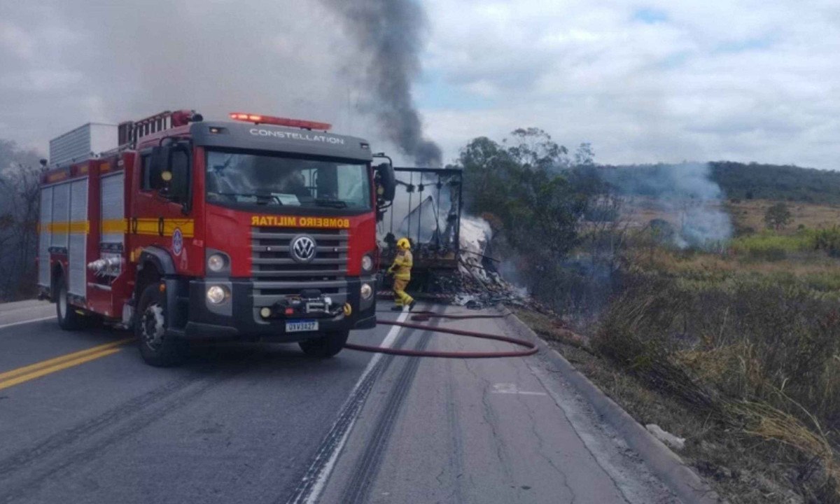 Vítimas foram retiradas das carretas antes da chegada das equipes de socorro - (crédito: CBMMG)