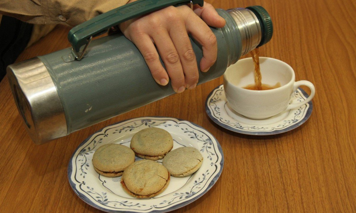 O cerrado revela seus sabores no macaron de feij&atilde;o andu com gabiroba, murici e goiaba, servido com ch&aacute; de rosmaninho