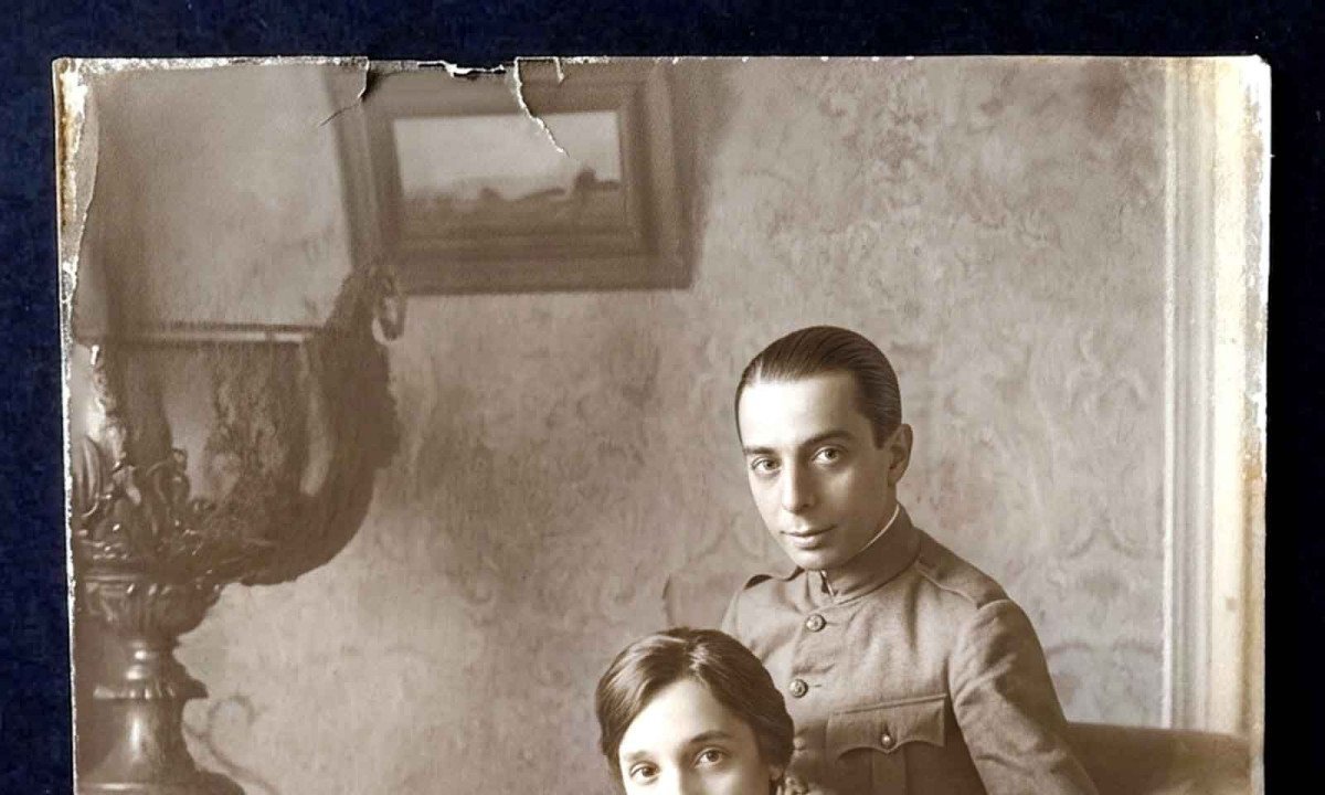 Dois momentos: usando o uniforme do Tiro de Guerra, ao lado da mãe, Dália...
- (crédito: Álbum de família)