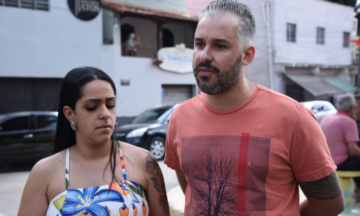 Paola Tassini e Neylor Tassini, líderes comunitários da Vila Acaba Mundo, falam sobre os moradores que estavam no ônibus que saiu de BH e tombou na Serra de Petrópolis - (crédito: Gladyston Rodriguez/EM/D.A/Press)
