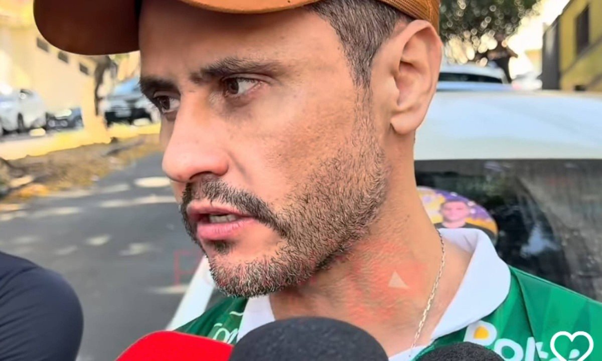 Cleitinho fez um 'adesivaço' em Divinópolis para começar a campanha - (crédito: Divulgação)