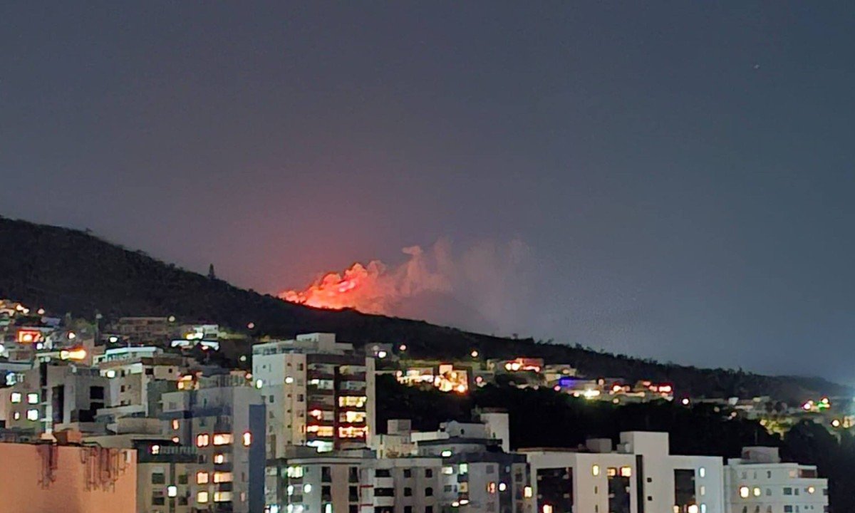 Incêndio atinge área de mata próximo à Serra do Rola Moça - (crédito: Redes sociais/Divulgação)