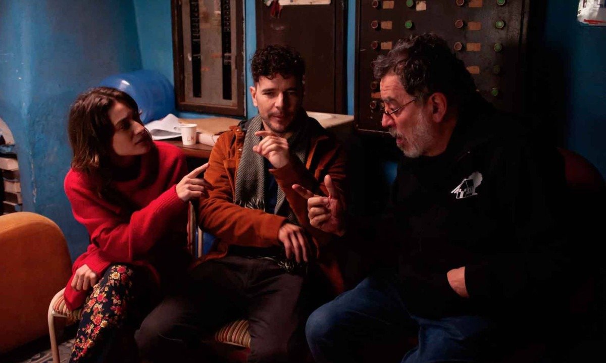 Os atores Luisa Arraes e Daniel de Oliveira com o diretor Jorge Furtado durante as filmagens do longa "Muito prazer" - (crédito: fabio reb/divulgação)