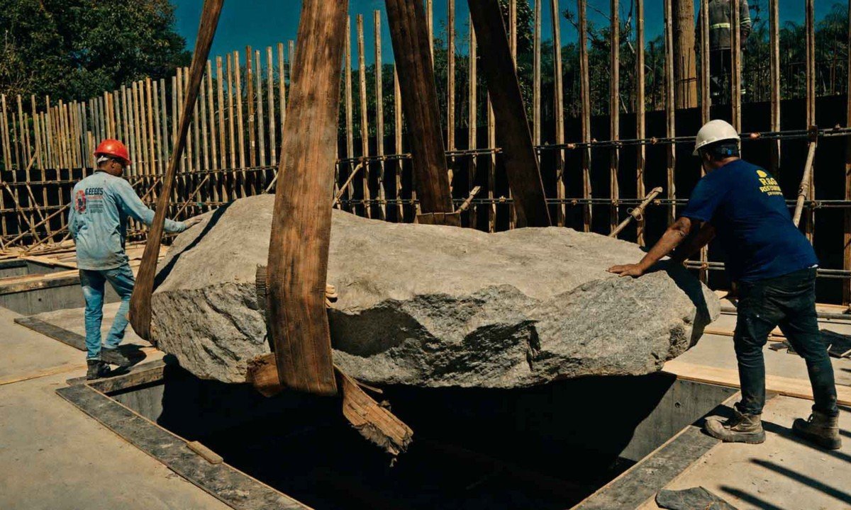 Trabalhadores orientam a posição do monólito para a criação do pavilhão
do artista Michael Heizer, no Museu Bernardo Paz, que será inaugurado em 2027 - (crédito: Niin Content/Gilberto Machado/Divulgação)