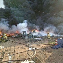 Incêndio de grandes proporções atinge galpão de reciclagem em Divinópolis - Divulga&ccedil;&atilde;o/CBMMG
