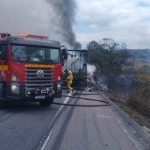 Duas pessoas ficam feridas após colisão entre carretas na BR-251 - CBMMG