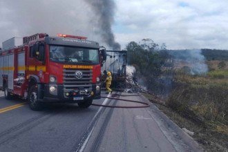 Duas pessoas ficam feridas após colisão entre carretas na BR-251