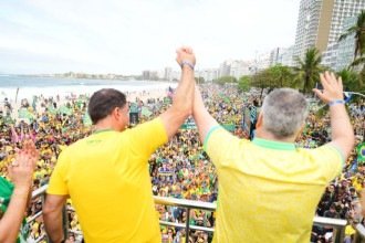 Entre o pai, a facada e o batom vermelho: os recados de Flávio Bolsonaro