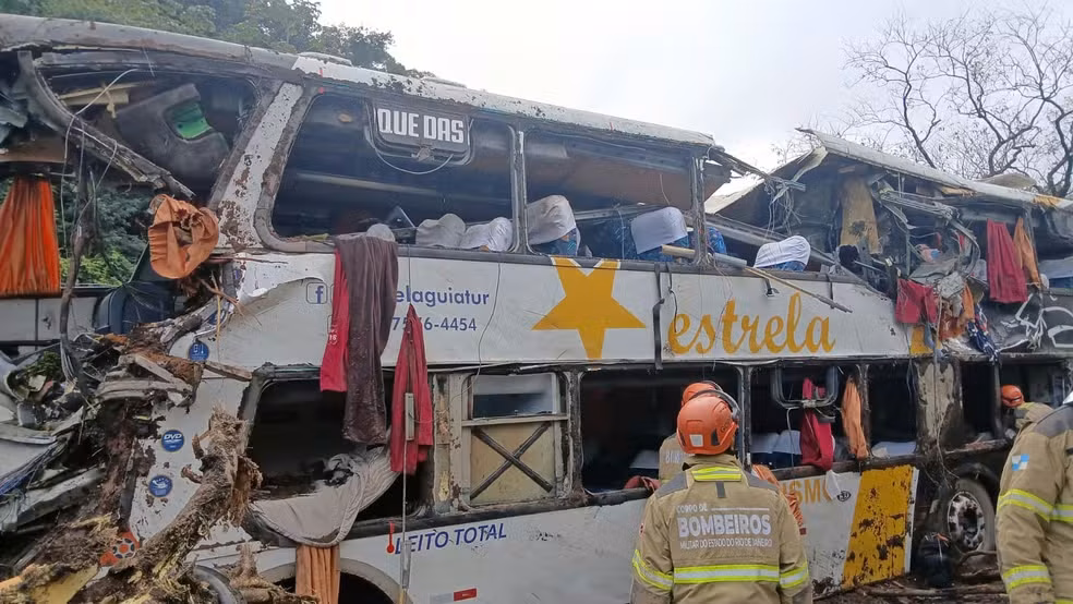 Acidente com ônibus que saiu de Belo Horizonte matou oito pessoas -  (crédito: Divulgação/CBMERJ)