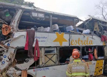 Acidente com ônibus que saiu de Belo Horizonte matou dez pessoas -  (crédito: Divulgação/CBMERJ)