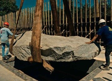 Trabalhadores orientam a posição do monólito para a criação do pavilhão 
do artista Michael Heizer, no Museu Bernardo Paz, que será inaugurado em 2027 -  (crédito: Niin Content/Gilberto Machado/Divulgação)
