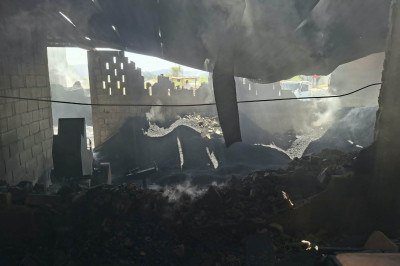 Depósito de granulado de borracha foi destruído em incêndio em Carmo do Cajuru (MG) -  (crédito: Divulgação/CBMMG)