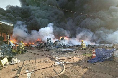 Bombeiros combatem inc&ecirc;ndio em galp&atilde;o de reciclagem na Avenida Governador Magalh&atilde;es Pinto, em Divin&oacute;polis -  (crédito: Divulga&ccedil;&atilde;o/CBMMG)