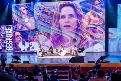 Juliana Detilio, da Fitlegs; Daniela Lima, da Nega Lora Acessórios; Ana Paula Renault; Julia Maria, da Ser’Tão Encantado; e Cristiano Bronzatto, da Louloux Shoes, durante painel sobre influência e visibilidade no SP2B. -  (crédito: Leo Lima)